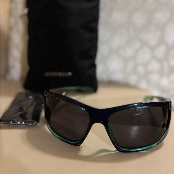 Givenchy GV40051I Sunglasses - Picture 2 of 9